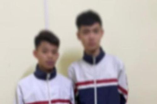 Hai thiếu niên 17 tuổi cướp điện thoại gần cổng trường
