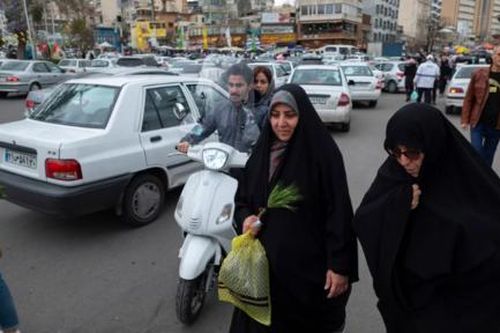 Iran lắp camera quay cảnh phụ nữ vi phạm quy định về trang phục