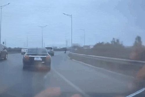 Nam sinh ngã sõng soài vì vướng phải dây diều khi đi trên đường quốc lộ