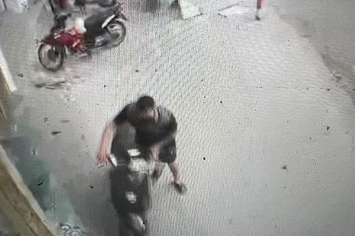 Cặp đôi táo tợn trộm xe máy điện giữa ban ngày