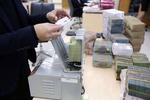 Lãi suất sẽ tiếp tục giảm, các ngân hàng bớt lạc quan về triển vọng lợi nhuận
