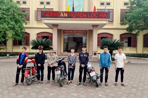 Triệu tập nhóm 'quái xế' lạng lách, đánh võng, đâm vào chốt CSGT