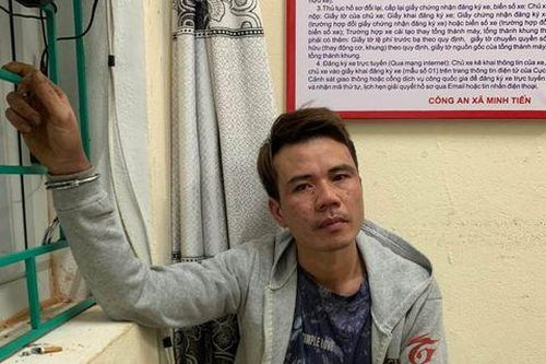 Bắt giữ người đàn ông say rượu cầm kéo lao về phía Công an
