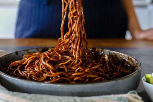 Cách làm mì trộn tương đen Hàn Quốc