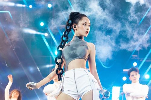 Chi Pu có gì để 'đạp gió' ở Trung Quốc?