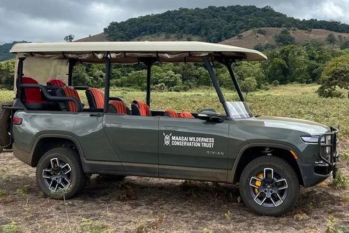 Rivian R1T được độ thành xe du lịch ở châu Phi