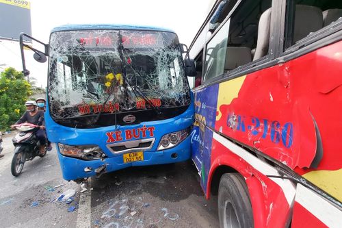 Xe buýt va chạm trên quốc lộ 1, 3 người nhập viện cấp cứu