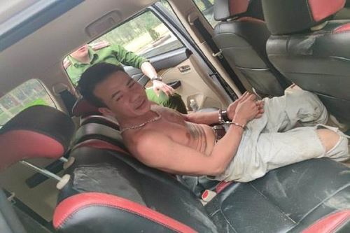 Say rượu còn cầm kéo đe dọa cảnh sát