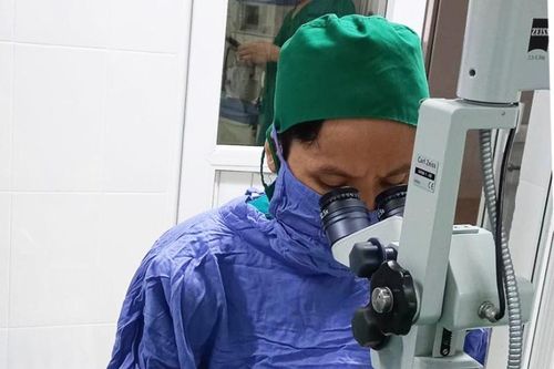 Suýt mù vì sỏi đá bắn vào mắt khi cắt cỏ