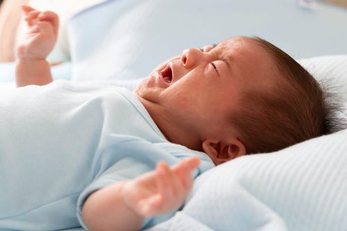 Cách giúp trẻ giảm khó chịu khi bị đầy hơi