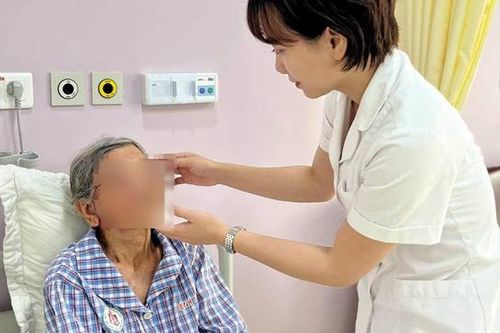 Cụ bà 98 tuổi mang khối u sùi loét lớn trên vùng má