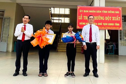 Trao Bằng khen cho 2 học sinh nhặt được của rơi trả lại người mất