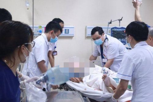 Vụ đâm xe ô-tô liên hoàn: Sức khỏe cháu bé 3 tuổi dần cải thiện