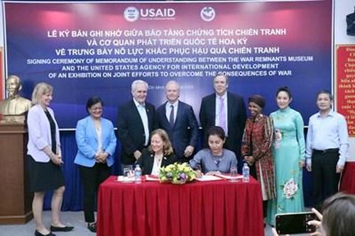 Hợp tác trưng bày về công tác khắc phục hậu quả chiến tranh