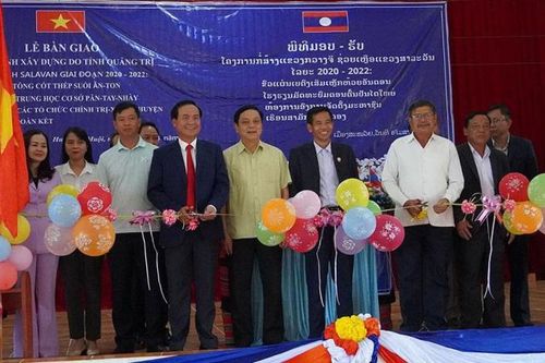 Quảng Trị xây tặng trường học, cầu dân sinh, trao nhà đại đoàn kết tại Salavan – Lào
