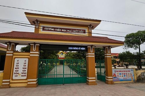 Vụ hiệu trưởng hành hung hiệu phó: Hiệu trưởng phải xin lỗi học sinh dưới cờ