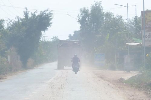 Xử phạt 30 phương tiện chở hàng hóa quá tải trọng, để đất, cát rơi vãi trong khu dân cư