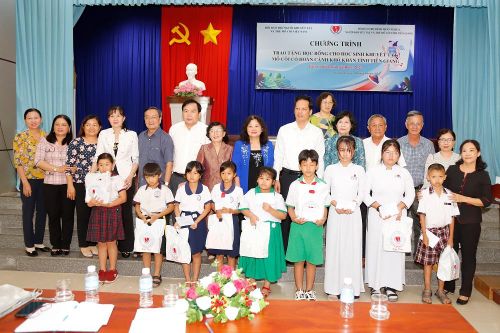 Tiền Giang trao 100 suất học bổng cho HS khuyết tật, mồ côi