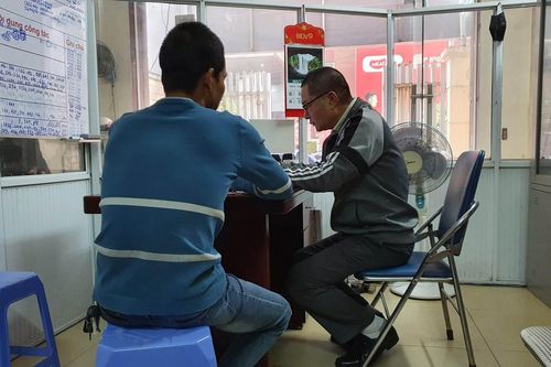 Tài xế taxi bị tố chửi bới, bỏ rơi người già cùng 3 trẻ nhỏ