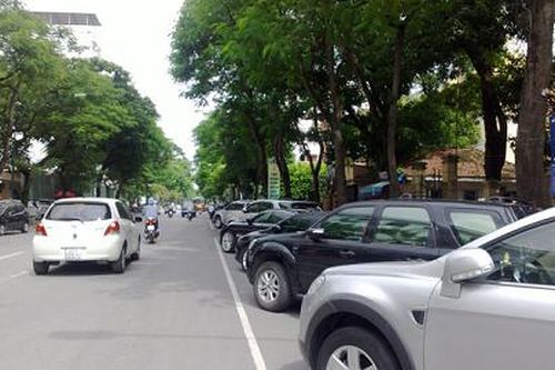 Hà Nội: Cho phép đỗ xe dưới lòng đường, trên hè phố cần đảm bảo hài hòa lợi ích