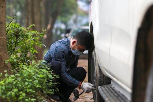 Hà Nội: Đỗ xe quanh hồ Linh Đàm, sau 1 đêm hàng chục chiếc ô tô bị chọc thủng lốp