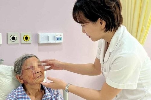Cụ bà 98 tuổi bị khối u 'xâm chiếm' má phải
