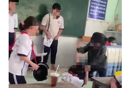 Bức xúc cảnh nữ sinh tiểu học đánh bạn dã man tại lớp