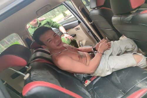 Say rượu còn cầm kéo đe dọa Cảnh sát
