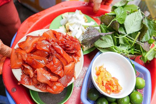 Bán 'sashimi Việt' đỏ au chấm mắm tôm, bà chủ U70 ở Hà Nội hết vèo 500 suất/ngày
