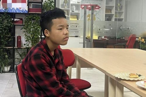 Không có tiền, cậu bé 16 tuổi quyết định đi bộ 300km từ Hà Nội về Hà Giang