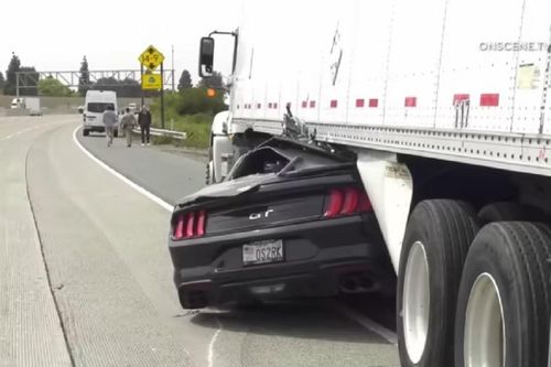 Mỹ: Tài xế Ford Mustang thoát chết thần kỳ dù xe bẹp rúm dưới gầm xe tải