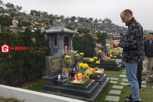 Chàng trai Đức xúc động lần đầu được thắp hương ngày Tết Thanh minh
