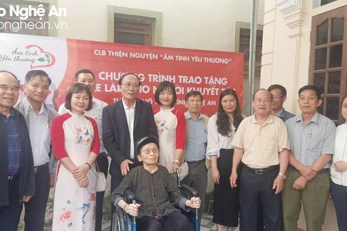 Trao tặng xe lăn cho thân nhân liệt sĩ, người khuyết tật ở TP. Vinh và Hưng Nguyên