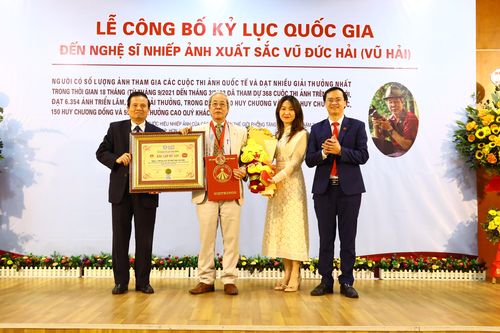 Nghệ sỹ nhiếp ảnh Vũ Hải được trao Kỷ lục Quốc gia