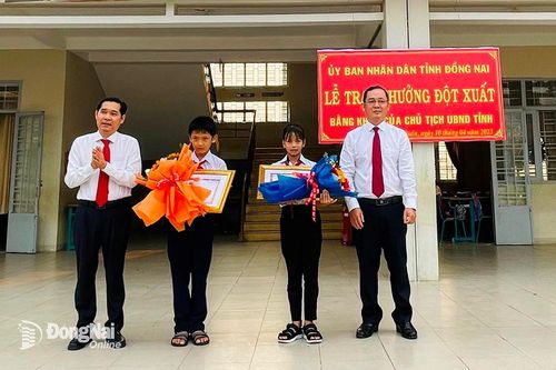 Khen thưởng hai học sinh nhặt được hơn 100 triệu đồng trả người đánh rơi