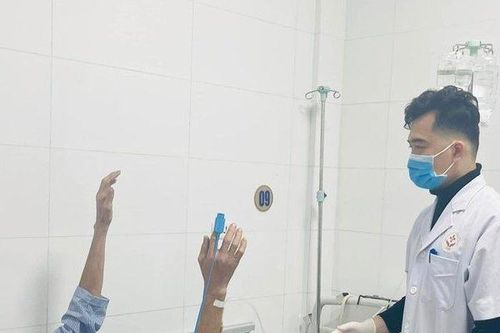 Người đàn ông mắc uốn ván nguy kịch do đi dép buộc dây thép