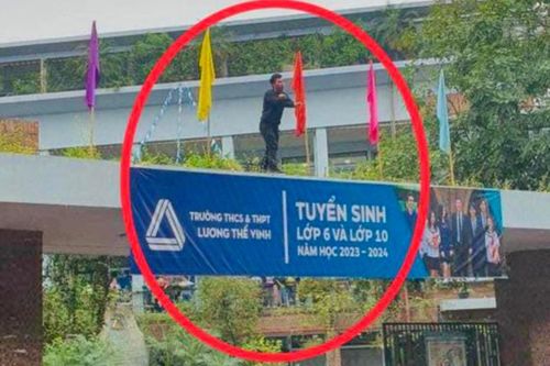 Hình ảnh nam giáo viên đứng trên cổng trường, bắc loa điều tiết giao thông gây xôn xao