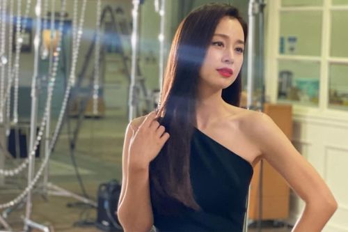 Kim Tae Hee hiếm hoi khoe nhan sắc trẻ trung, tràn đầy sức sống ở tuổi 43
