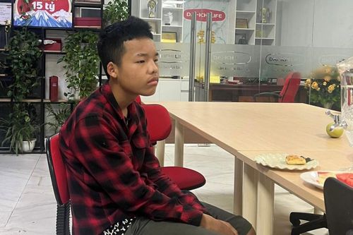 Công an phát hiện nam thanh niên lang thang đi bộ từ Hà Nội đến Hà Giang, hỏi ra mới biết lý do bất ngờ