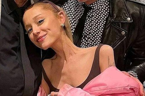 Ariana Grande xuất hiện với vẻ gầy gò không nhận ra