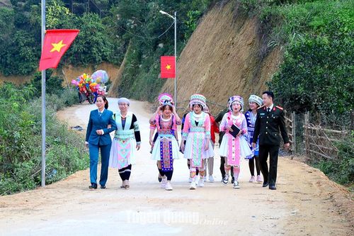 Giữ bản làng bình yên