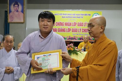 Bến Tre: Ban Hướng dẫn Phật tử GHPGVN tỉnh trao chứng nhận tốt nghiệp lớp giáo lý nâng cao