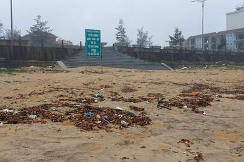 Hà Tĩnh: Cận cảnh ô nhiễm rác thải tại bãi biển Thiên Cầm