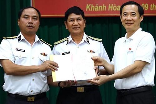 Tổng Bí thư Nguyễn Phú Trọng gửi tặng sách cán bộ, chiến sĩ Bộ Tư lệnh Vùng 4 Hải quân