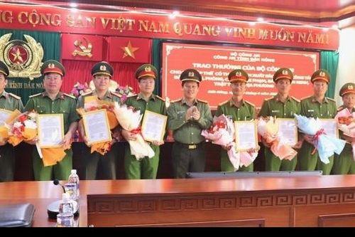 Công an Đắk Nông trao thưởng cho các đơn vị có thành tích xuất sắc