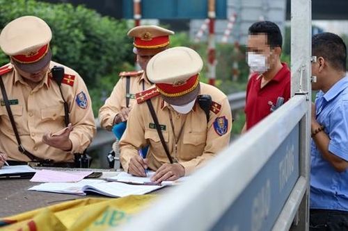 CSGT hóa trang ghi hình phạt nguội xe khách chạy bát nháo