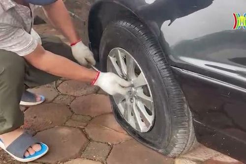 Nhiều ô tô bị thủng lốp tại khu vực chung cư HH Linh Đàm