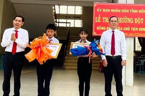 Đồng Nai: Khen thưởng đột xuất 2 học sinh trả lại 100 triệu đồng cho người làm mất