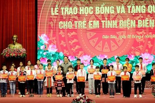 Thủ tướng Chính phủ Phạm Minh Chính trao học bổng, tặng quà 300 trẻ em có hoàn cảnh đặc biệt khó khăn tỉnh Điện Biên