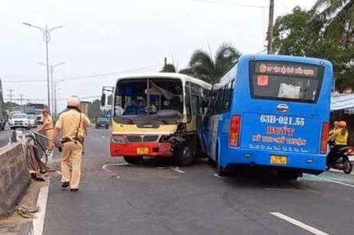 Tai nạn giữa hai xe buýt trên quốc lộ khiến 3 người bị thương